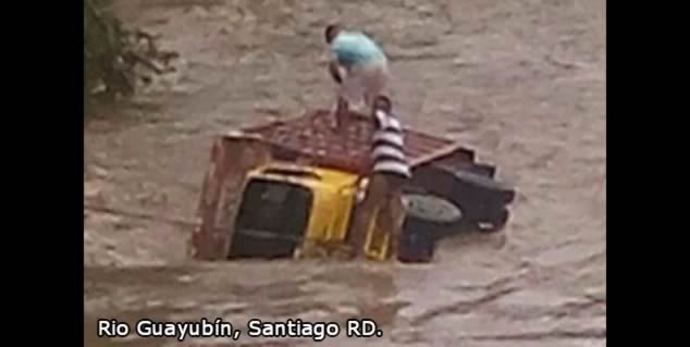 Rio Guayubín arrastra un camión [Santiago Rodríguez]