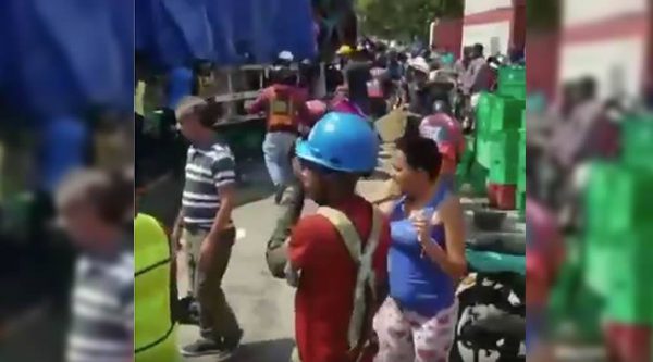 Video: Saqueo a camión de cerveza presidente accidentado