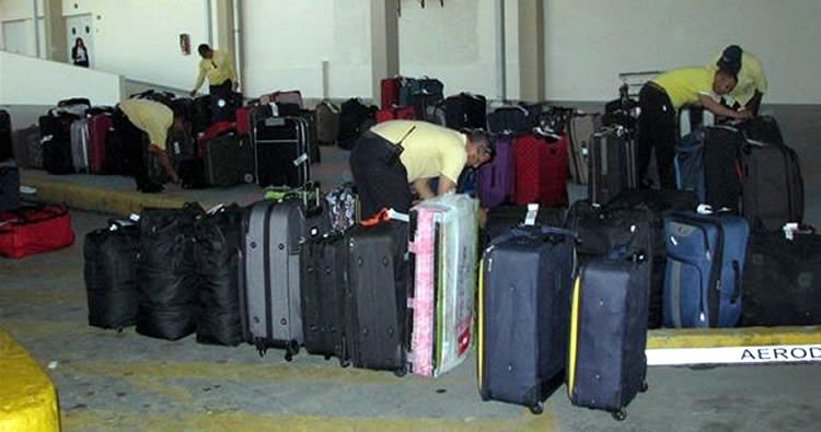 Denuncian robos de maletas a viajeros en aeropuerto Las Américas