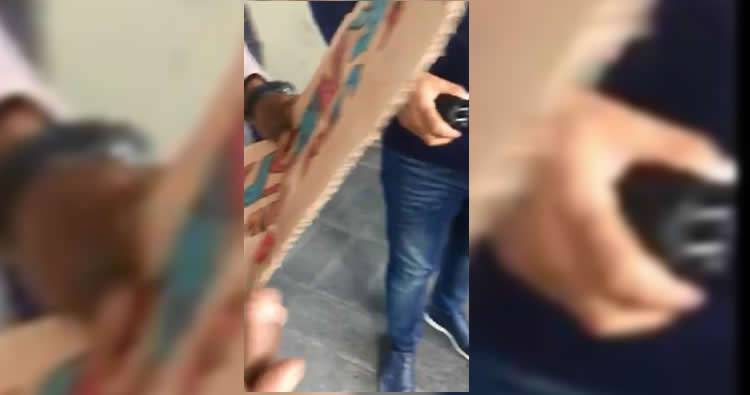 Policías le quitan violentamente y rompen pancarta a una señora y su hija pasaba por donde vive Danilo Medina