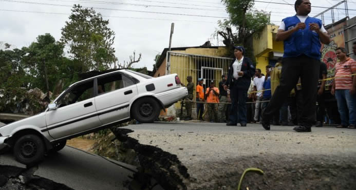 Video: Puente se desploma en Los Guaricanos de Villa Mella