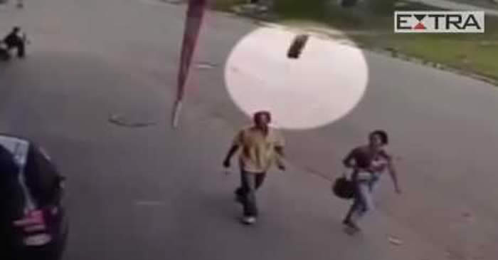 Video: Goma sale de la nada y golpea un hombre