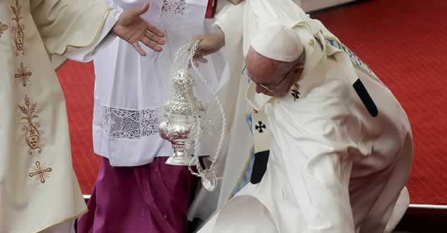Video: El papa Francisco se cae durante una misa