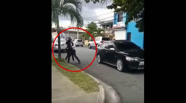 Video: Mujer celosa arremete contra vehículo de su pareja