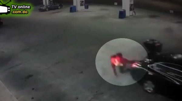 Video: Mujer se salva de su secuestrador tirándose del baúl del carro