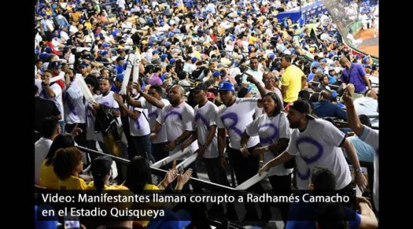 Video: Manifestantes llaman corrupto a Radhamés Camacho en el Estadio Quisqueya