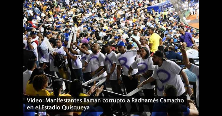 Video: Manifestantes llaman corrupto a Radhamés Camacho en el Estadio Quisqueya