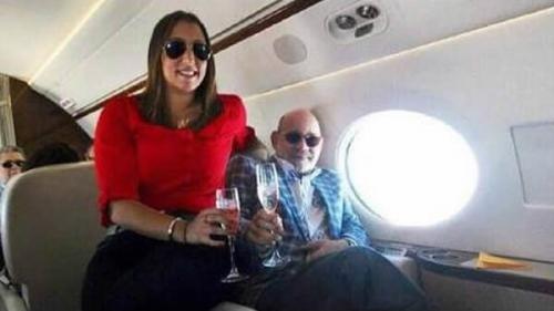 Foto de César Medina en un avión privado tomando champagne causa indignación en las redes sociales