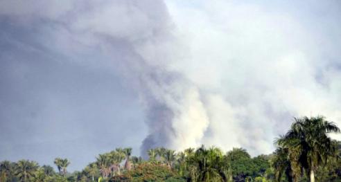 Incendio en el vertedero de Duquesa causa humo en Santo Domingo