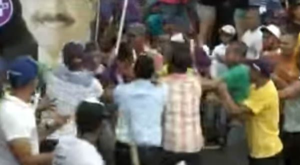 Vídeo: Peledeístas se entran a golpes en La Vega