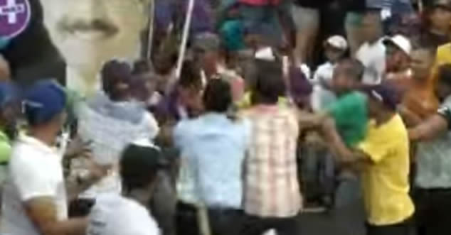 Vídeo: Peledeístas se entran a golpes en La Vega