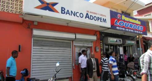 Asaltan Sucursal de Banco en San Cristóbal, se llevan RD$ 800,000