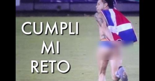 Carlos Montesquieu celebra el «Relajo» de lanzarse semidesnudo en Serie del Caribe