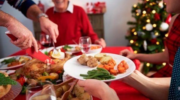 Cómo reducir los contagios de COVID-19 durante cena de Nochebuena