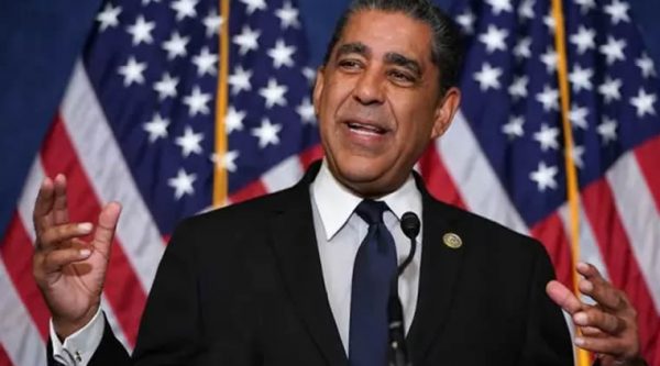 Adriano Espaillat da positivo al COVID-19 luego de recibir las dos dosis de la vacuna