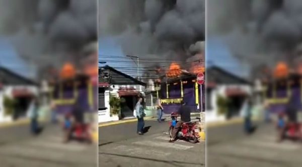 Video: Incendio afecta local del PLD en Santiago