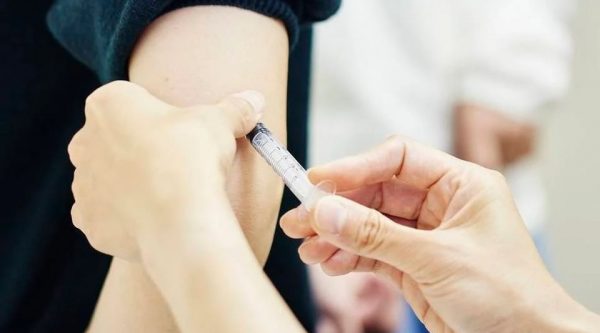 Una dosis de la vacuna contra la covid-19 reduce a casi la mitad la transmisión