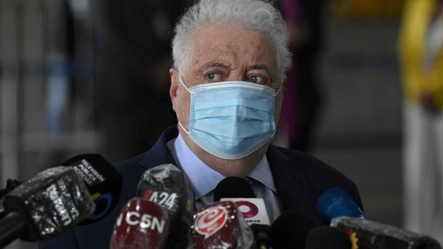 Escándalo de vacunas a figuras influyentes le cuesta el cargo al ministro de Salud de Argentina