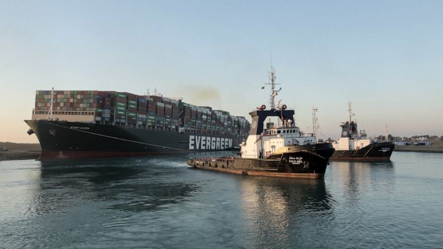 Solucionan crisis barco Ever Given varado en canal de Suez