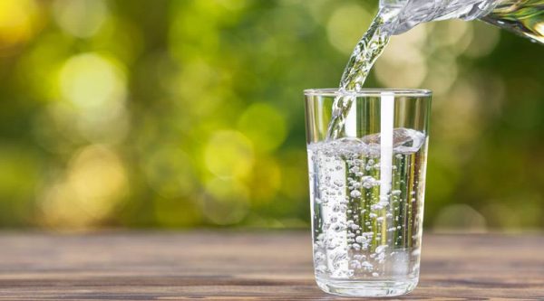 Un vaso de agua podría solucionar dolor de cabeza
