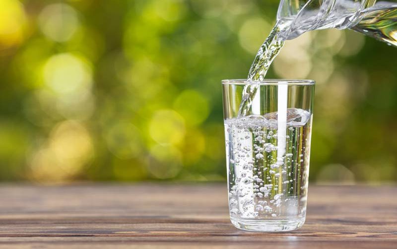 Un vaso de agua podría solucionar dolor de cabeza