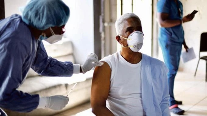 Mayores de 65 años se podrán vacunar en la UNPHU