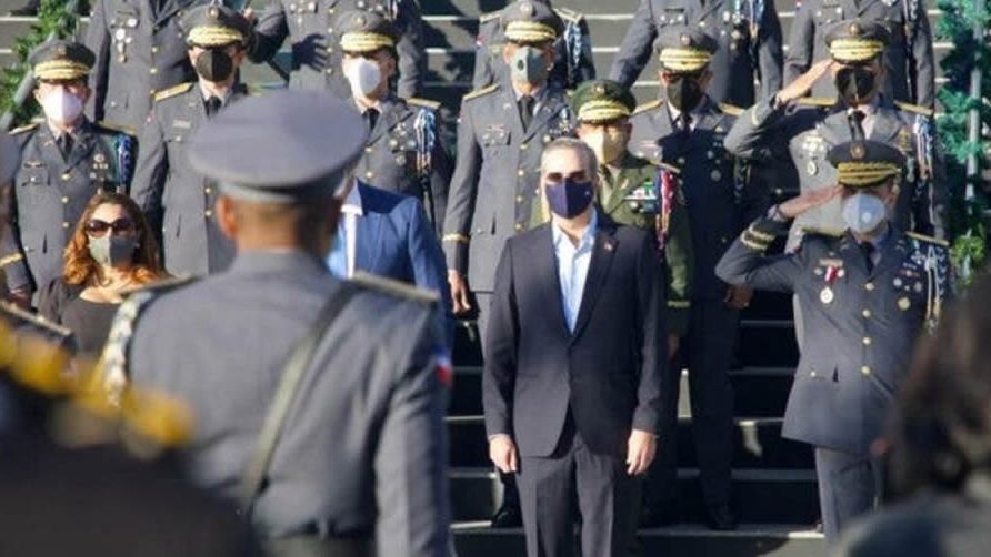 Luis Abinader retiró a 350 oficiales de la Policía, entre ellos 62 coroneles