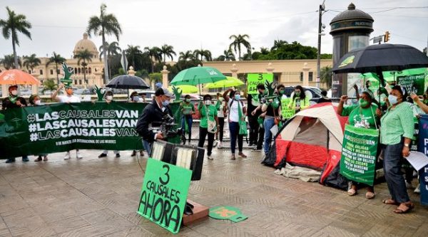 Activistas «Tres causales» se encuentran estables tras ingerir un «postre envenenado»