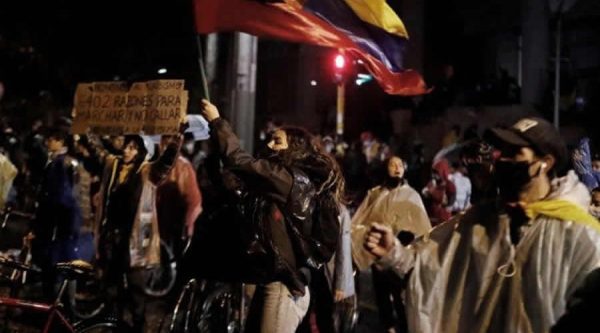 Video: Noche de caos en Colombia con incendio de puestos policiales y cacerolazos