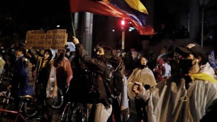 Video: Noche de caos en Colombia con incendio de puestos policiales y cacerolazos