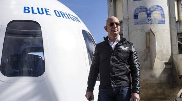 Jeff Bezos viajará hoy al espacio con su nave New Shepard