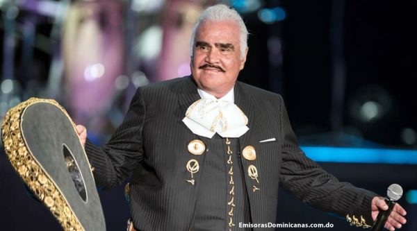 Vicente Fernández sigue en terapia intensiva y es alimentado por una sonda