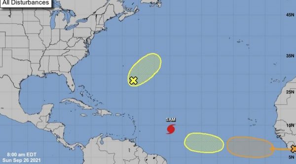 Los vientos máximos del huracán Sam suben a 220 km/hora