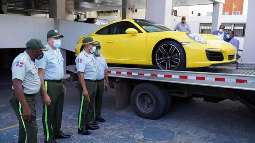 Video: Incautan Porsche estuvo apunto de arrollar agente Digesett