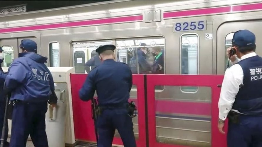Tokio: Pánico por el ataque de un hombre disfrazado de El Joker en tren en la noche de Halloween