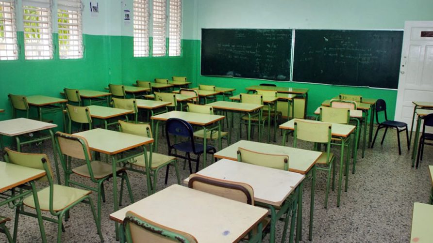 Colegio Médico recomienda clases en aulas; ADP llama maestros no asistir