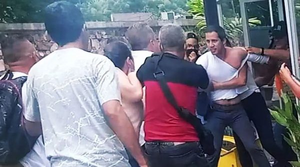 Video: Salvaje agresión a Juan Guaidó por seguidores de Nicolás Maduro enfurecidos