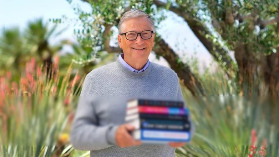 Los 5 libros que Bill Gates recomienda leer para este momento