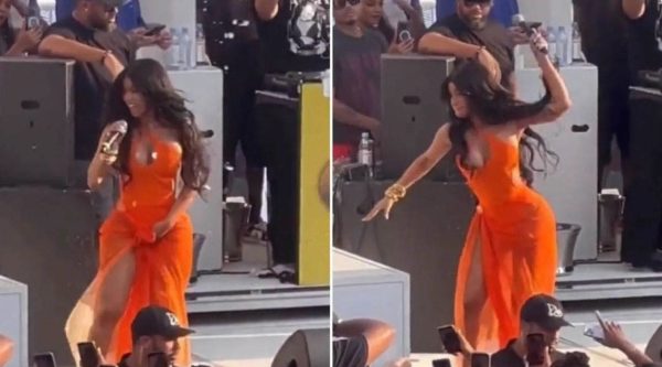 Video: Cardi B lanza micrófono tras miembro del público arrojarle bebida